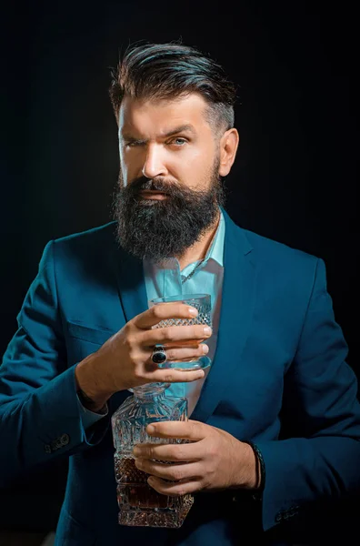 Degustation Proeverij Een Man Met Een Baard Heeft Een Glas — Stockfoto