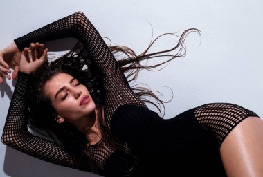 Güzel yüzlü kadın, yüz portresi. Güzel, hassas, genç bir kız. Moda modeli stüdyoda izole edildi