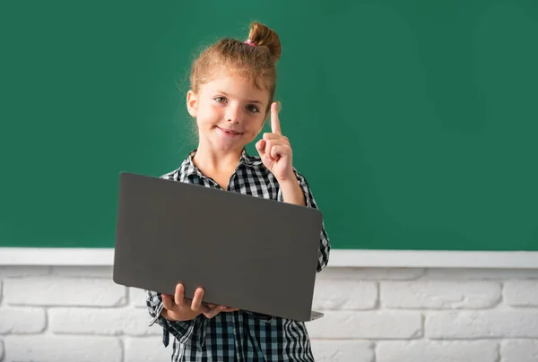 女の子は授業でオンラインで学ぶ 子供はズームでオンラインビデオ通話を勉強します 子供は学校でノートパソコンでオンラインで英語を学ぶ — ストック写真