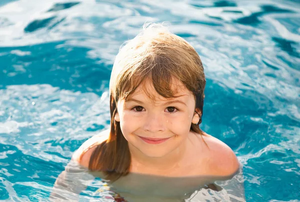 Szczęśliwy Chłopiec Bawi Się Basenie Lub Wodzie Morskiej Śmieszne Dzieci — Zdjęcie stockowe