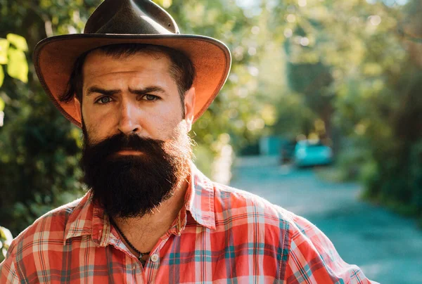 Junger Gutaussehender Mann Mit Cowboyhut Langem Bart Schnurrbart Und Trendiger — Stockfoto