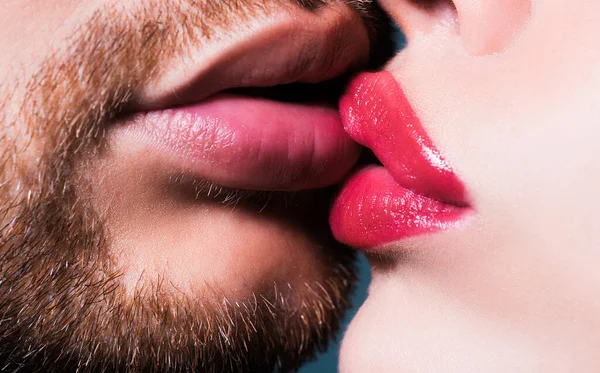 ロマンチックな美しい恋人のカップルキス 恋人の口の中で舌 セクシーな同性愛の概念 フランス語のキス 官能的なキス閉じますアップ — ストック写真