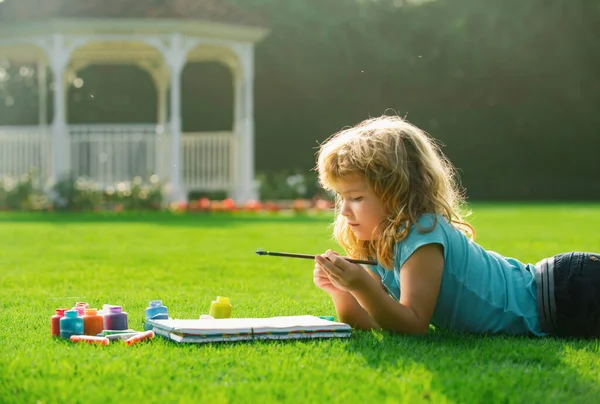 Retrato Criança Feliz Sorrindo Curtindo Arte Desenho Artesanato Quintal Parque — Fotografia de Stock