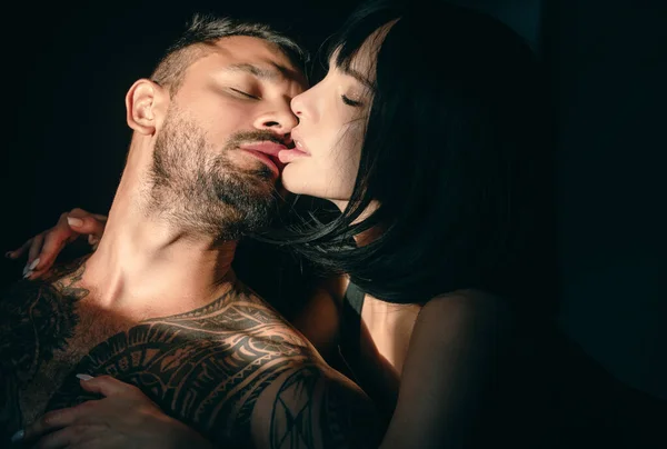 Preciosa Pareja Sexy Amor Besándose Hombre Besa Mujer Sensual Beso —  Fotos de Stock
