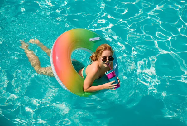 Yaz Tatili Güneşlenmenin Tadını Çıkarıyorum Yüzme Havuzunda Şişme Dairede Mayo — Stok fotoğraf