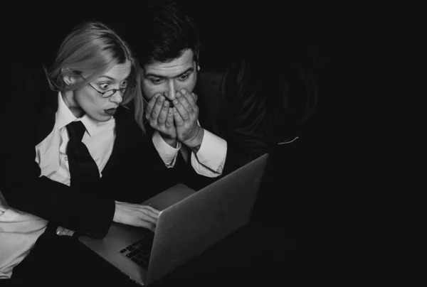Business People Business Colleagues Couple Isolated Black Background Using Laptop — Stock Photo, Image