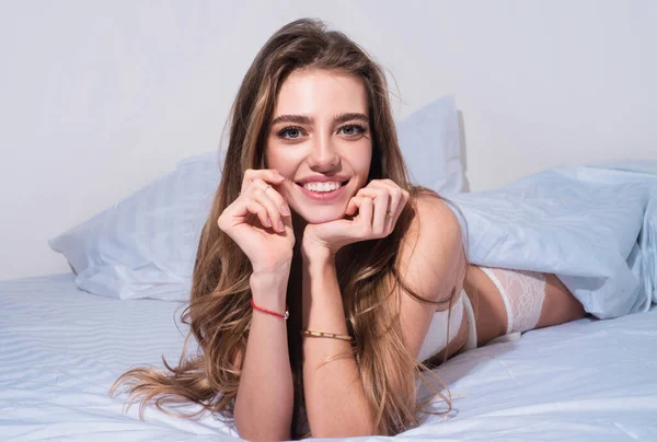 Mujer Belleza Sonriente Acostada Cama Debajo Edredón Dormitorio —  Fotos de Stock