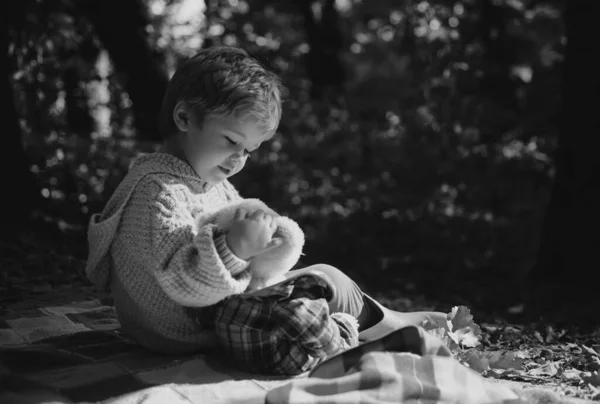 可爱的男孩与泰迪熊坐在公园 快乐的孩子们可爱的图片为儿童广告 自由理念 — 图库照片