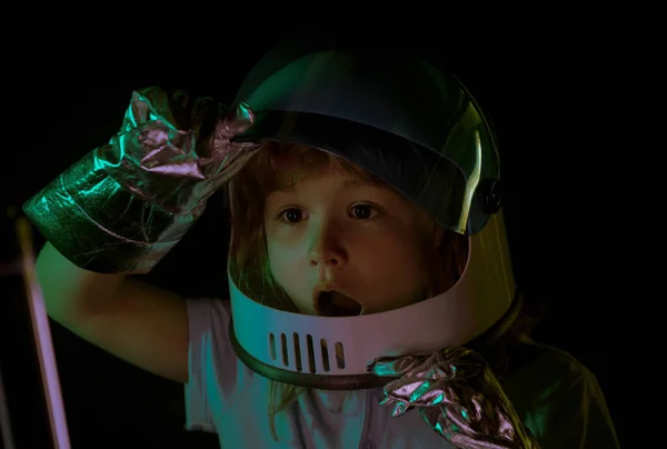Niño Está Vestido Con Casco Astronauta Disfrazado Nad Space Niño — Foto de Stock