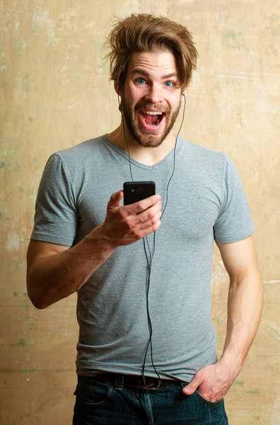 Man Enthousiast Met Smartphone Luisteren Muziek Verrast Mannetje Met Telefoon — Stockfoto