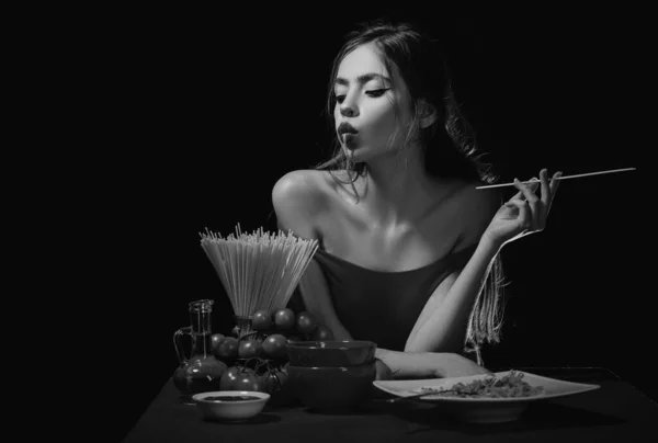 Mulher Sensual Comer Espaguete Conceito Alimentação Saudável Fome Apetite Menina — Fotografia de Stock