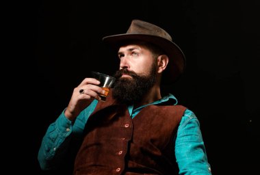 Alkollü içki bağımlısı. İnsanlar onun kötü alışkanlıklarıyla boğuşıyor. Alkol bağımlılığı tehlikelidir. Sakallı adam cam brendi tutar