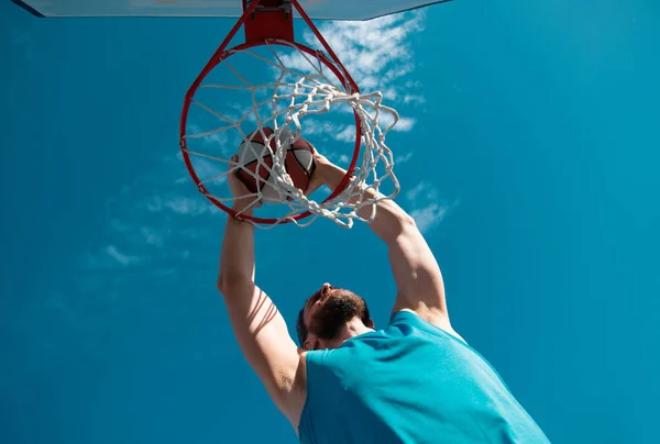 Баскетболіст Спорт Баскетбол Молодий Чоловік Стрибає Кидає Кошик Блакитне Небо — стокове фото