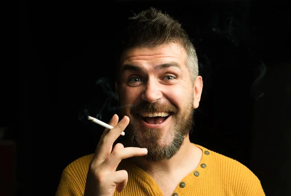Usmívající Muž Kouřící Cigaretu Zblízka Portrét Muže Černém Kouř Černém — Stock fotografie