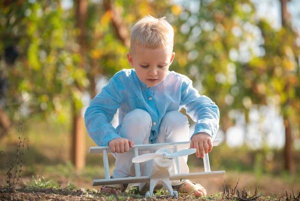 Barn Som Har Kul Med Leksak Flygplan Fält Mot Naturen — Stockfoto