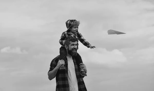 父亲节快乐爸爸和他的儿子在天空背景上玩耍 快乐的父亲在夏天让儿子回到天空 无忧无虑 — 图库照片