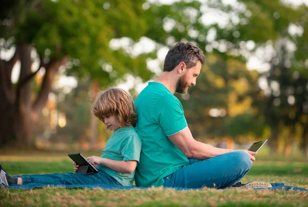 Een Kind Met Papa Lesje Vader Zoon Gebruiken Laptop Vader — Stockfoto