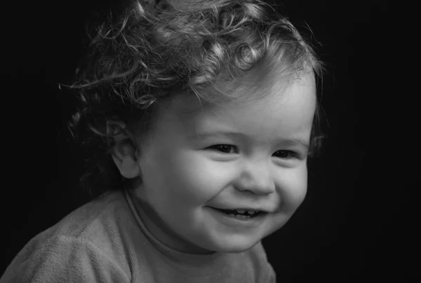 Ett Leende Spädbarn Ett Sött Leende Kaukasiska Babyporträtt Nära Håll — Stockfoto