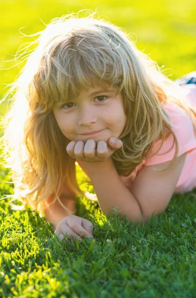 Καλοκαιρινό Παιδικό Πρόσωπο Χαμογελαστό Παιδί Φόντο Γρασίδι Καλοκαιρινά Παιδιά Υπαίθριο — Φωτογραφία Αρχείου