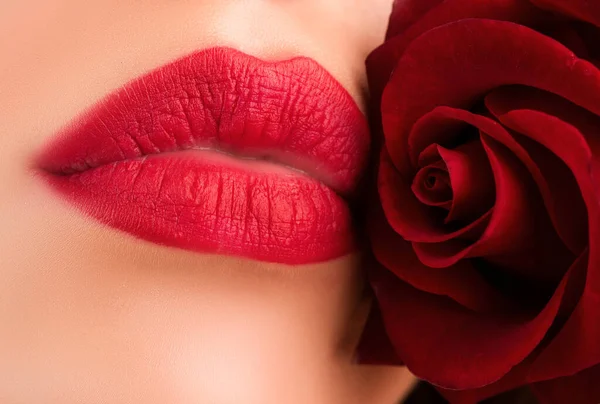 Zbliżenie Ust Młodych Kobiet Piękne Usta Kobiety Różą — Zdjęcie stockowe