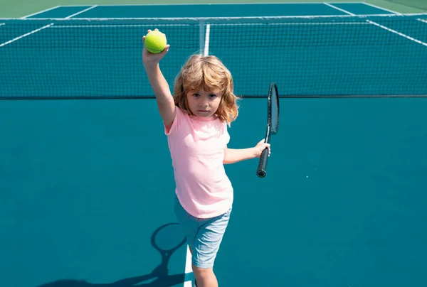 테니스치는 운동하는 테니스 코트에서 테니스 라켓을 아이들을 — 스톡 사진