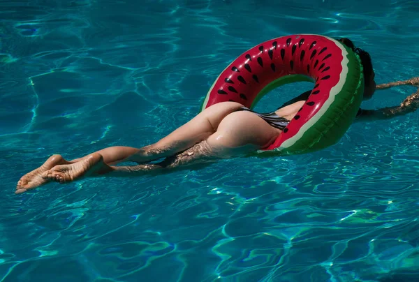 Havuz Başında Bikinili Seksi Kız — Stok fotoğraf