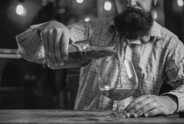 Barman Nalévá Whisky Brandy Nebo Koňaku Hospoda Retro Vintage Interiéru — Stock fotografie