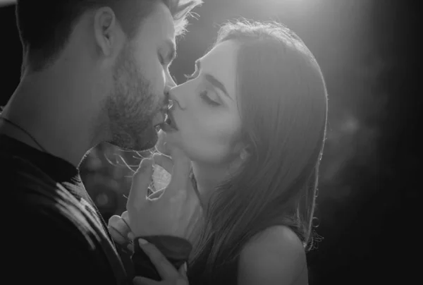Романтический Поцелуй Прекрасная Пара Влюбленных Целующихся — стоковое фото