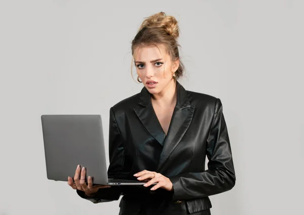 Schönheit Frau Mit Laptop Computer Isolierten Hintergrund Junge Sekretärin — Stockfoto