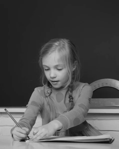 Шкільна Концепція Діти Малюють Блокноті Маленька Дівчинка Вчиться Класі Шкільний — стокове фото