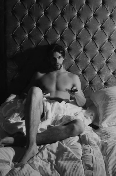 Yatakta Yatan Tişörtsüz Bir Gay — Stok fotoğraf