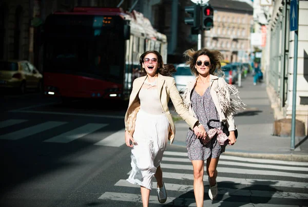 Duas Mulheres Felizes Animadas Andando Juntas Rua Férias Engraçadas Viagem — Fotografia de Stock