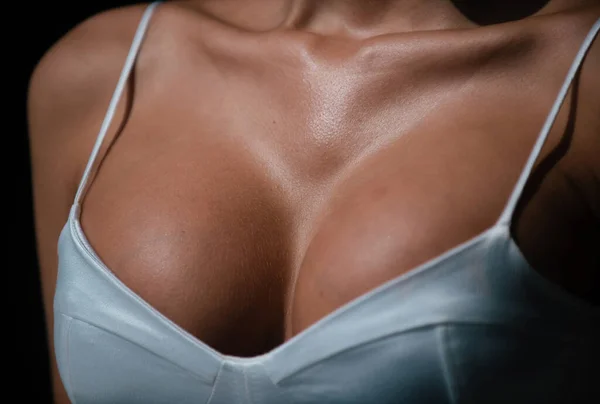 Nahaufnahme Schöne Brust Von Schlanken Sexy Frauenkörper — Stockfoto