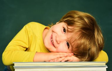 Mutlu okul çocukları. Okul rüyası. Hayalperest okul çocuğu. Hayaller ve hayal gücü. Hayalci okul çocuğu suratı.