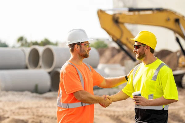Zwei Bauarbeiter Mit Stahlhelm Auf Der Baustelle Bauingenieur Arbeiter Bauarbeiteruniform — Stockfoto