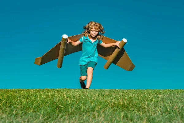 自由と子供たちの夢 未来の子供の夢 子供のパイロットの夢 子供の夢のコンセプト ブロンドのかわいい空想家の子供が飛ぶことを夢見ている 夢と想像力 創造的な子供は飛ぶことを夢見て — ストック写真