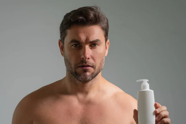 Der Mensch Mit Kosmetischen Schönheitsprodukten Beauty Mann Mit Kosmetikflasche Naturkosmetik — Stockfoto