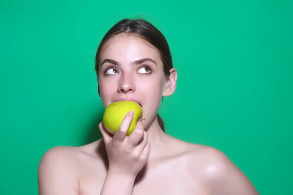 Ludzie Jabłkami Portret Młodej Kobiety Jedzącej Jabłka Tle Studia Zdrowe — Zdjęcie stockowe
