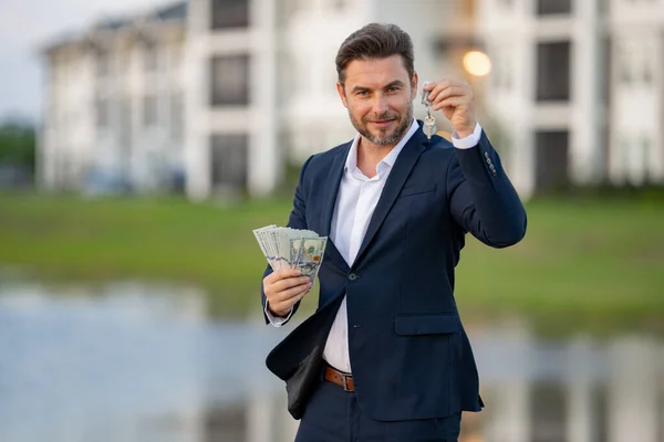Lyckad Fastighetsmäklare Kostym Med Pengar Dollar Och Husnycklar Fastighetsmäklare Framför — Stockfoto
