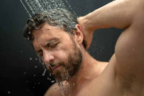 Homme Millénaire Laver Les Cheveux Dans Bain Pommeau Douche Dans — Photo