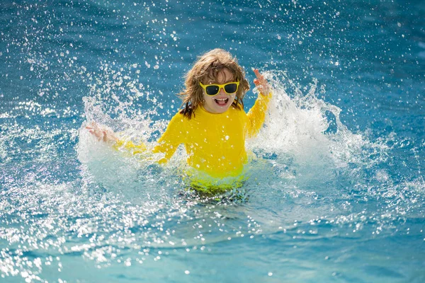 Dítě Užívá Letní Prázdniny Koupání Bazénu Kluk Baví Letních Prázdninách — Stock fotografie