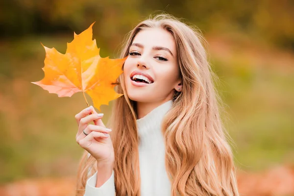 Glücklich Lächelnde Frau Hält Gelbe Ahornblätter Vor Herbstlichem Hintergrund Den — Stockfoto