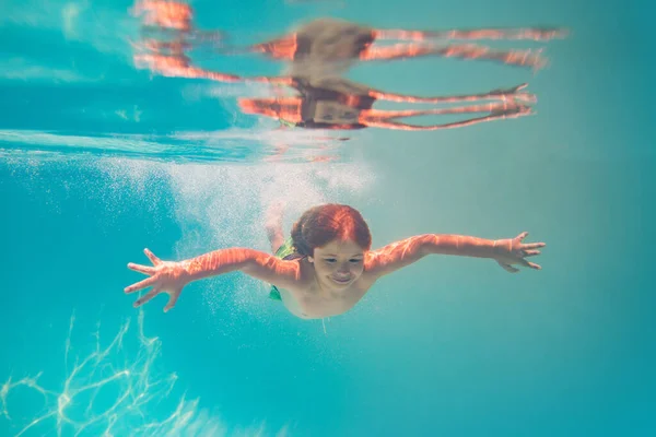 Rapaz Nadar Debaixo Água Piscina Verão Verão Crianças Férias Conceito — Fotografia de Stock