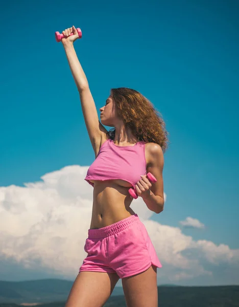 布迪适合女孩举起哑铃 完美的运动身材性感的健身女人 性感的细腰 健康的形式 肌肉性感健身体 — 图库照片