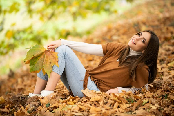 단풍나무 여인의 초상화 아름다운 소녀의 나뭇잎 근처의 아름다운 소녀의 사진을 — 스톡 사진