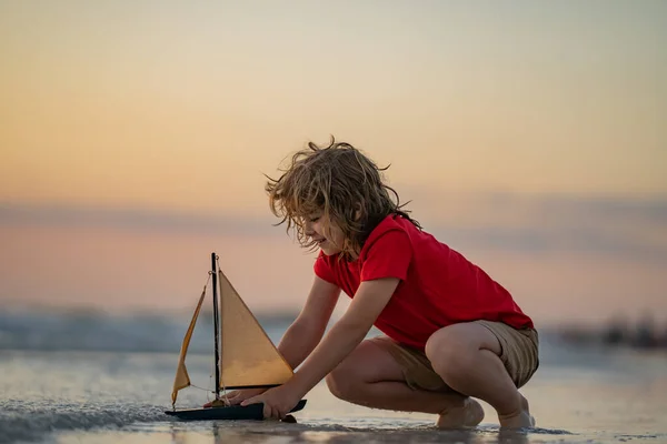 Kind Spelen Met Speelgoed Zeilboot Zee Strand Zomer Zonsondergang Tijd — Stockfoto