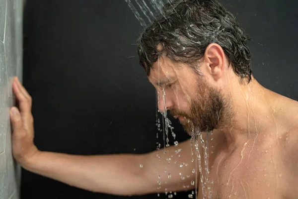 男は風呂で髪を洗う バスタブの中で男の入浴シャワーヘッド シャワーで泡に顔 入浴男がシャワーを浴びて シャワーを浴びてる男を閉めろ シャワーコンセプト 男はシャワーを浴びている — ストック写真