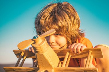 Seyahat hayalleri. Geliştirme, büyüme, hayaller ve planlar. Çocuk geleceğin hayalini kuruyor. Çocuk pilot rüya görüyor. Çocukluk hayali konsepti. Sarışın, tatlı hayalperest çocuk uçarken rüya görüyor. Hayaller ve hayal gücü