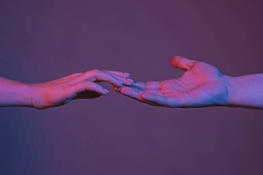 İki elin dokunuşu. Kadın ve erkek işaret parmağıyla dokunmak üzereler. Birbirine uzanan iki el. Elinle dokunmaya çalış. İki el birbirine doğru uzanıyor. Çift el dokunuşu