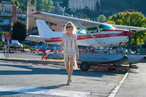 Young Travelling Woman Sexy Fashion Dress Enjoying View Como Italy — Φωτογραφία Αρχείου